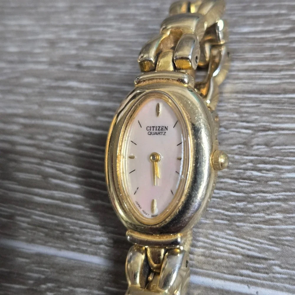 Vintage Citizen Quartz Ladies Watch Mother Pearl Dial Gold Tone 5920-S56573 Oval